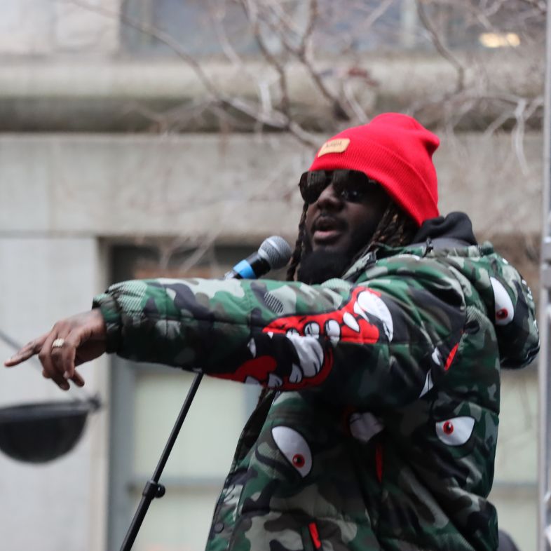 American rapper T-Pain held a free concert in Chicago on Wednesday, Feb 19th, during rush hour. The show was sponsored by Trident and packets of gum were distributed to fans.