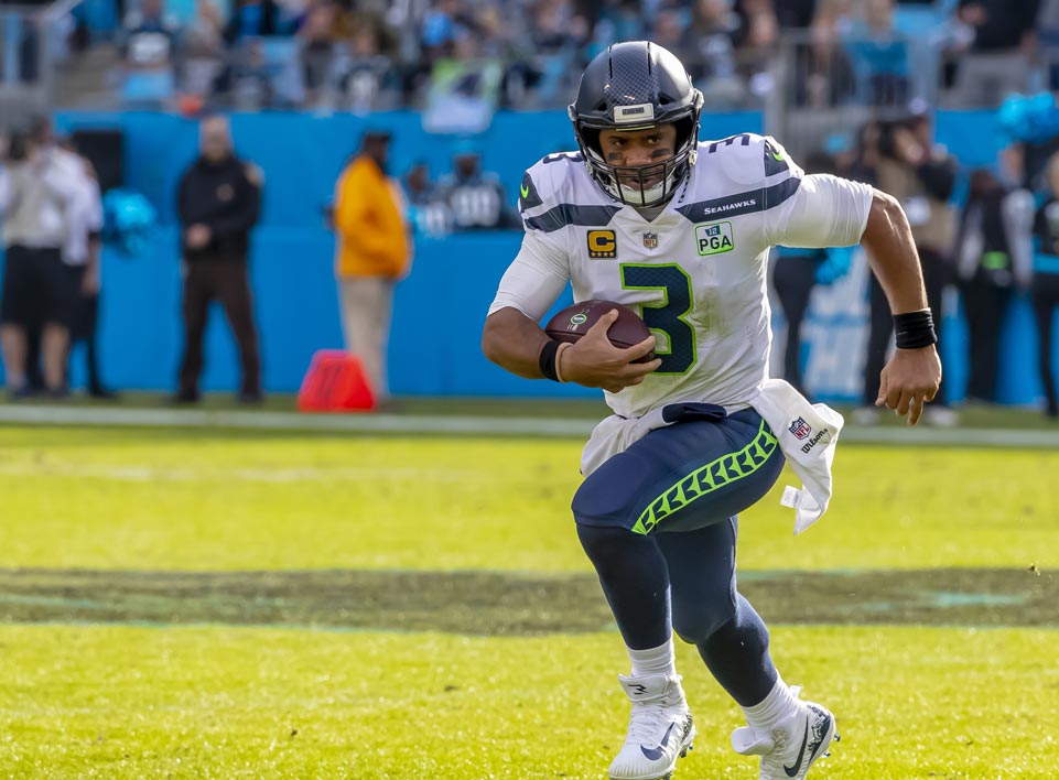 November 25, 2018 - Russell WILSON 3 plays against the Carolina Panthers at Bank Of America Stadium in Charlotte, NC. The Panthers lose to the Seahawks, 30-27 - Photo 169684079 © Walter Arce | Dreamstime.com